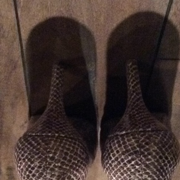 Nine West scaled black,grey, pink and taupe pump - Picture 3 of 4